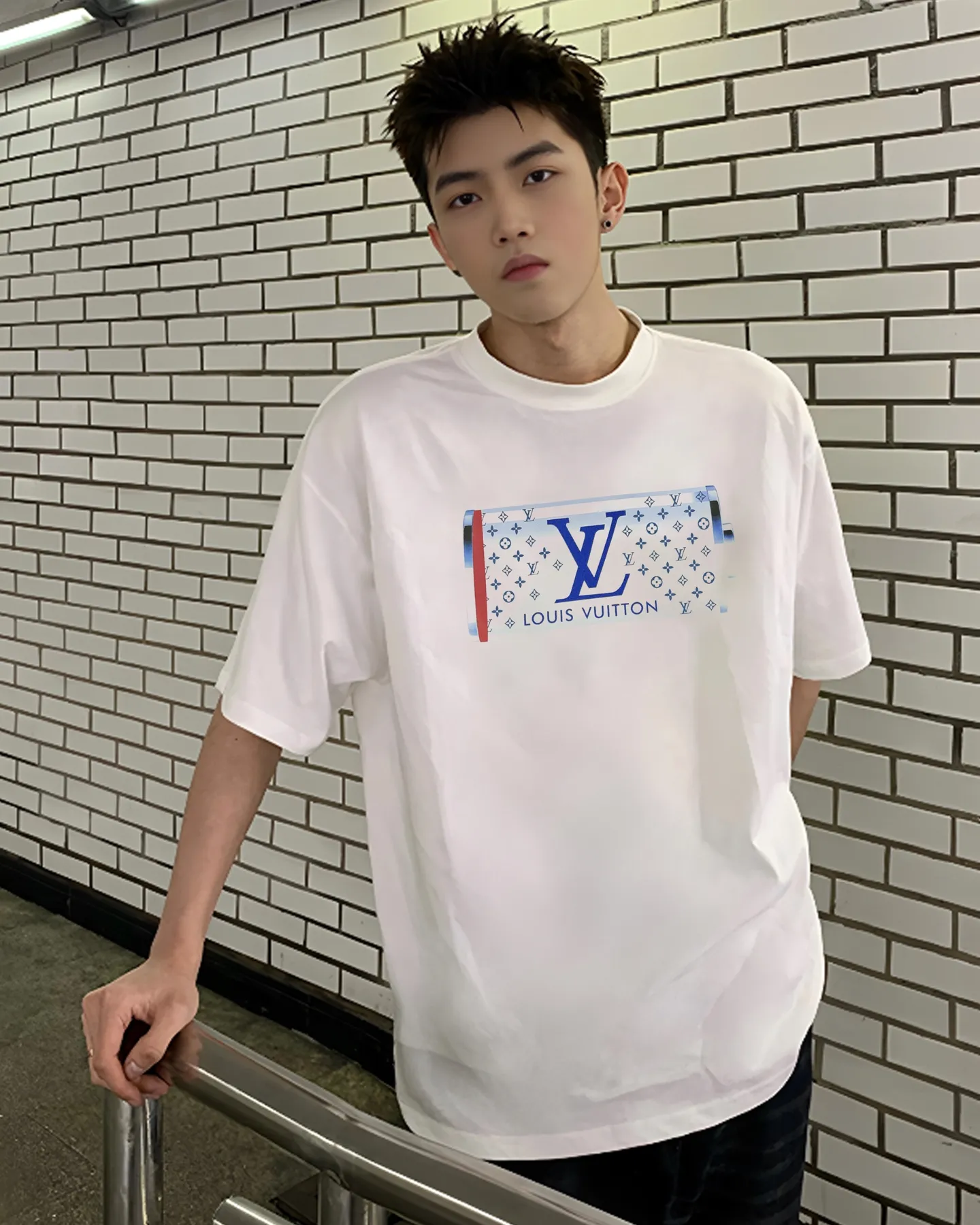 🅿️190 LV 25s new trendy brand T-shirt. Same style for men and women ~ bright 🔋 shape. Fashion trend. Made of new 250g pure cotton fabric. The upper body is also very comfortable. Classic LV letter heat transfer design on the chest. Textured pattern with hot diamond layered embellishment design. Three-dimensional undulations, visual and hand feel are all given to you! All three standards. Color: black. White. Size: s-xxl